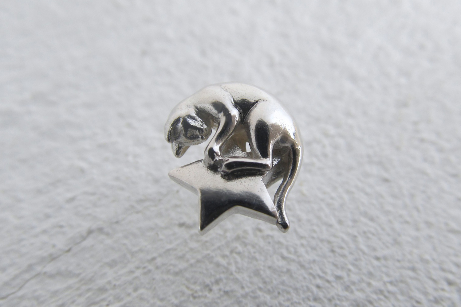 星をキャッチした猫のピンブローチ 　> STAR CATcher <